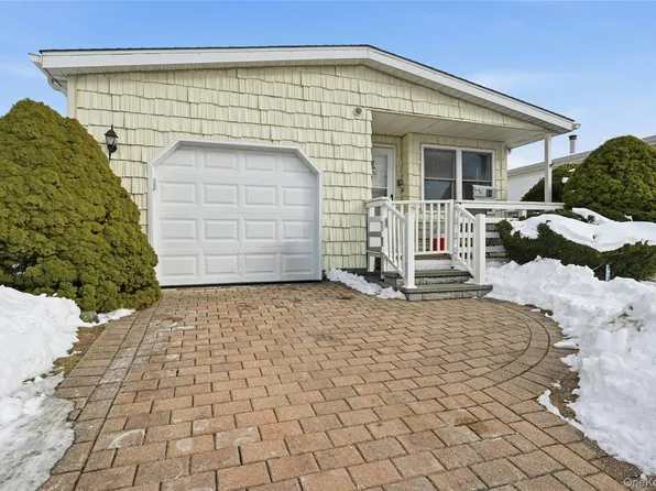 54 Dogwood Lane, Manorville, NY 11949