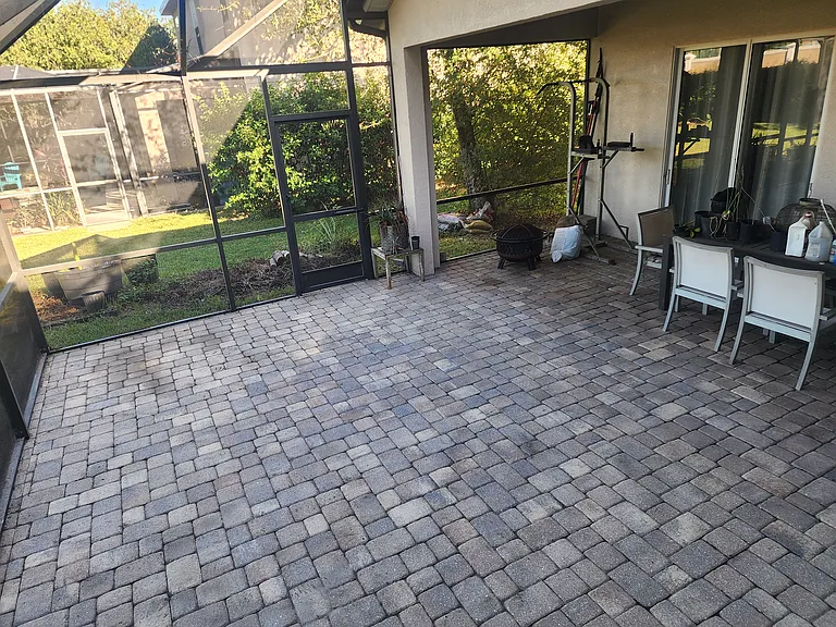 Screened Veranda/Lanai.
(Outdoor Table/Chairs Furnished.)