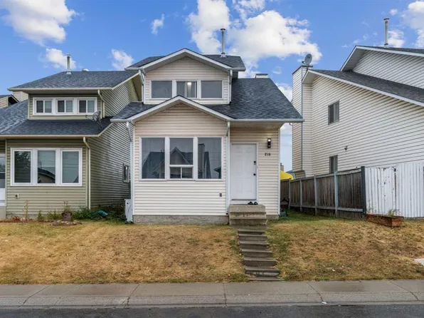 218 E Falmere Way NE, Calgary, AB T3J 2X9