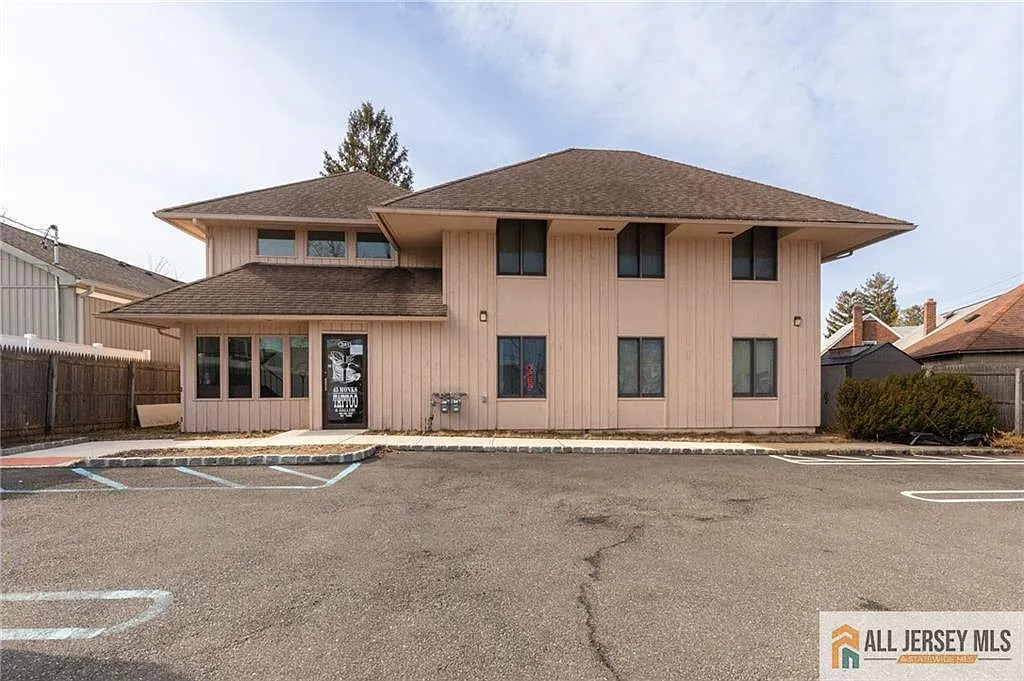 3 bed, 1.5 bath, 1500 sqft, $2,700 — Photo 1