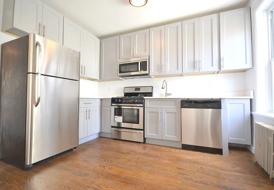 1st image of 208 Hoyt St APT 3