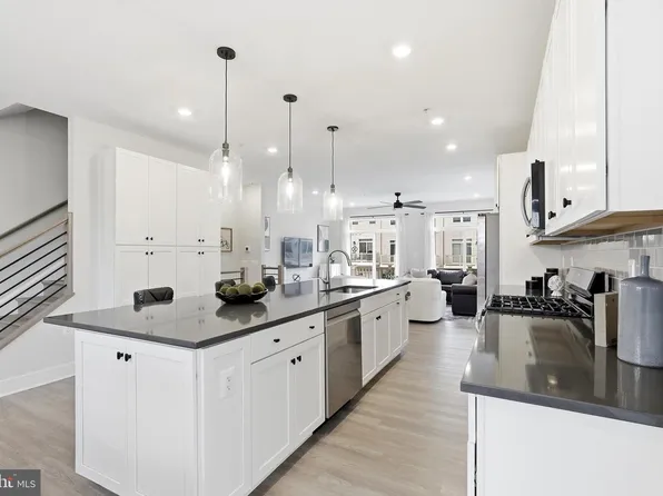 22801 Tawny Pine Sq, Ashburn, VA 20148