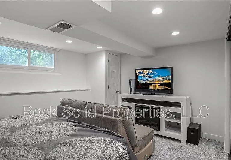 1039 Melton St — Photo 37
