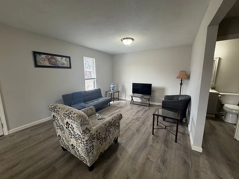 202 Wheaton Ct — Photo 4