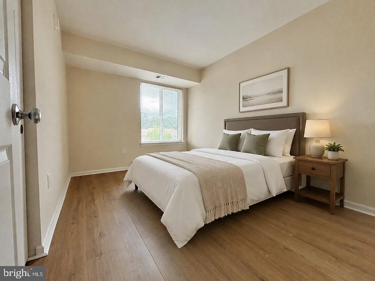 3 bed, 2.0 bath, 1340 sqft, $2,700 — Photo 3