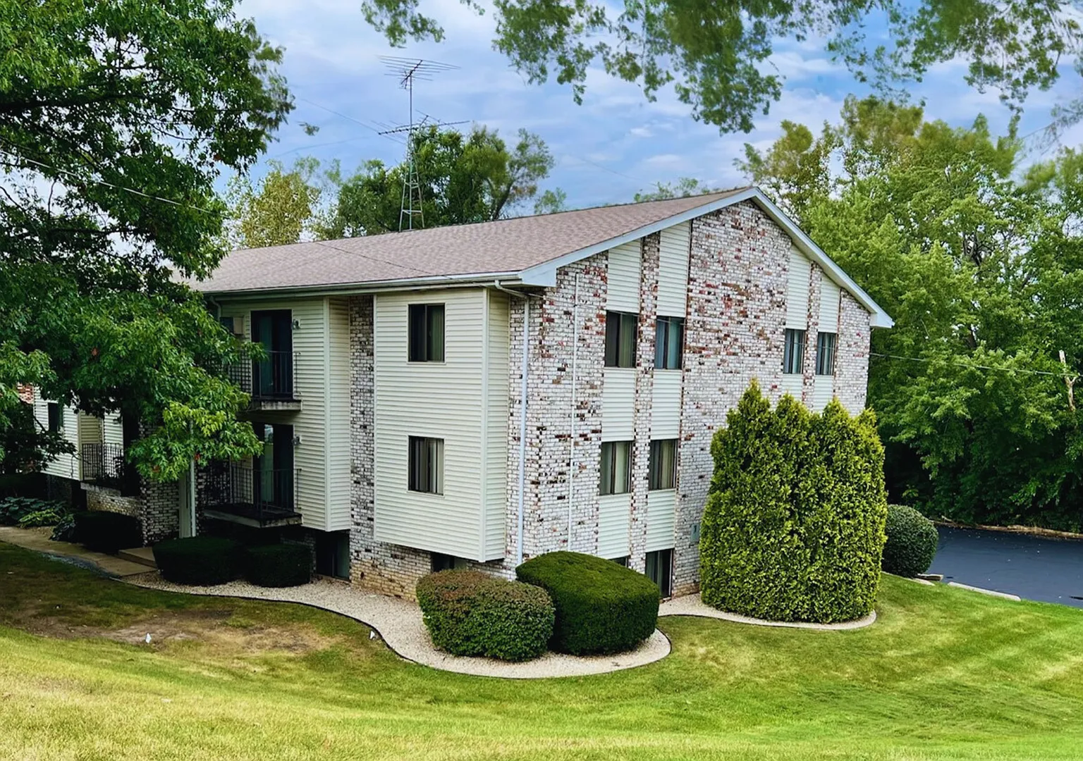 Bristol Apartments — Photo 1