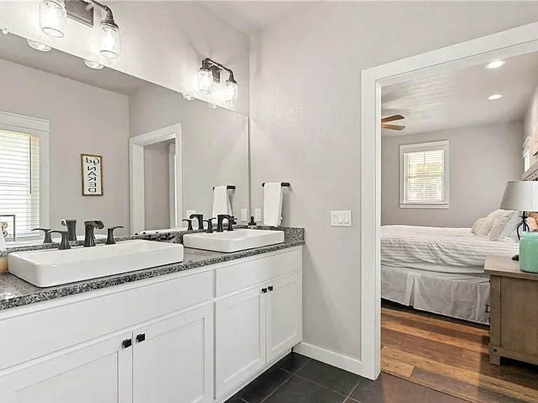936 N Union Ave — Photo 24