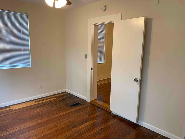 903 Montgomery St — Photo 8