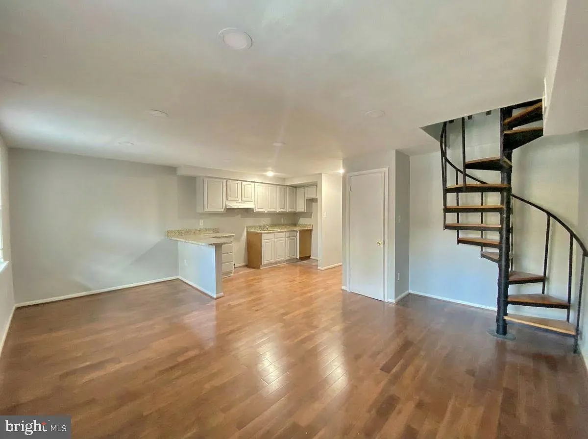 Building Photo - 713 Walnut St #3F