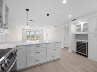 21 High Point Cir E APT 409, Naples, FL 34103