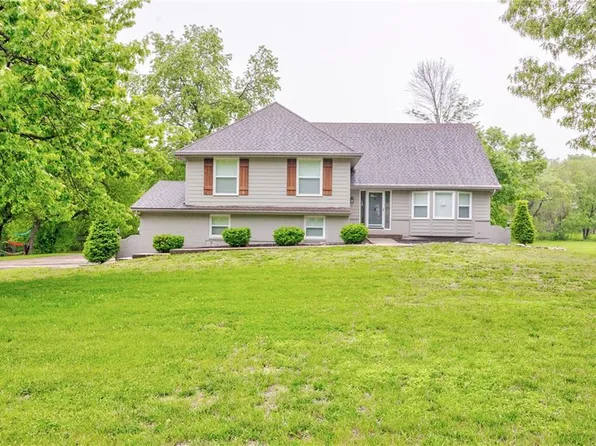 16402 Riggs Rd, Stilwell, KS 66085