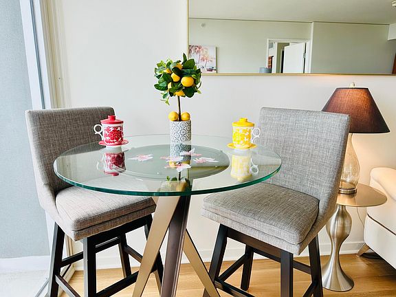 Breakfast / coffee area with ocean+city view