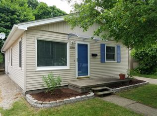 2050 Ridgemont Rd, Grosse Pointe Woods, MI 48236