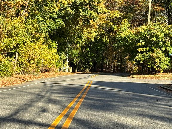 5th image of 57 Dosoris Ln