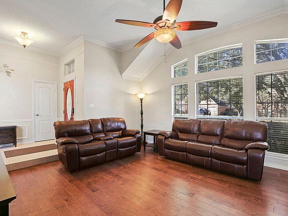 4th image of 4317 Greenwood Ln