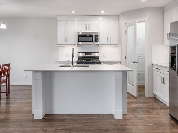 3rd image of 524 Steeves Rd