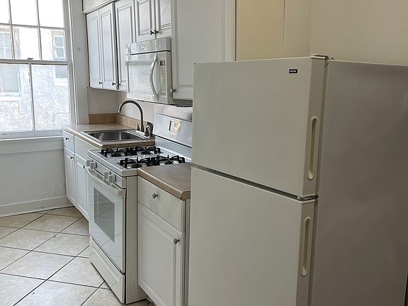 2nd image of 3300 Prytania St #4