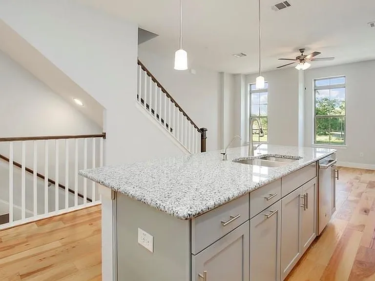 1140 Manacor Ln — Photo 4