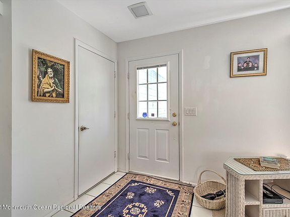 3rd image of 4 Portsmouth Dr
