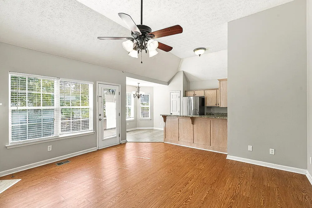 3 bed, 2.0 bath, 1268 sqft, $2,135 — Photo 4