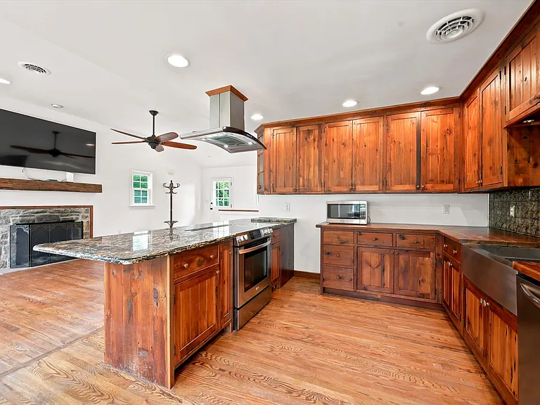 1058 Glen Hall Rd — Photo 9