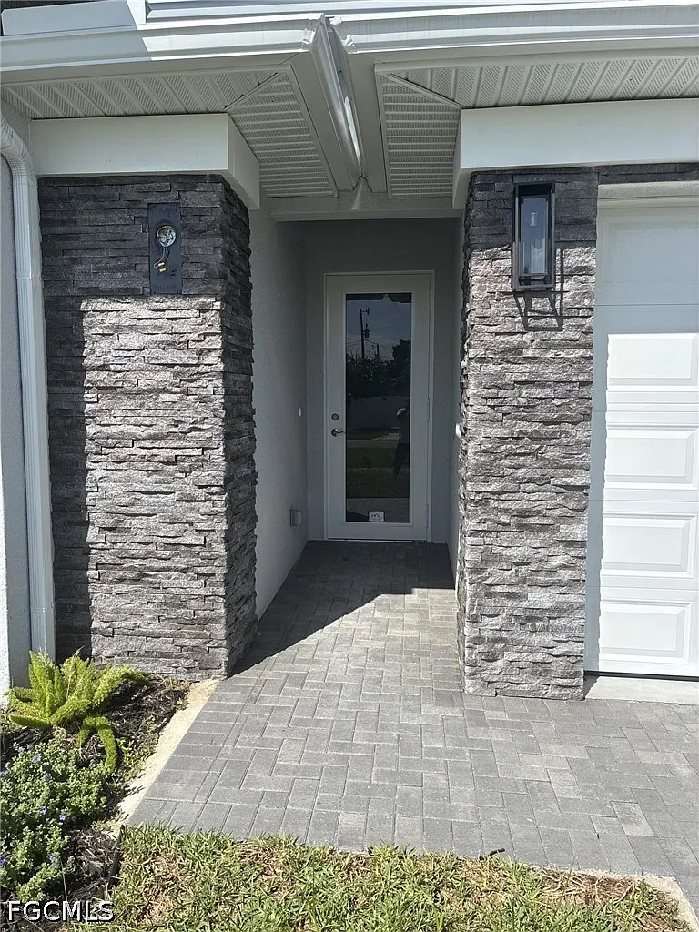 3 bed, 2.0 bath, 1620 sqft, $2,100 — Photo 2