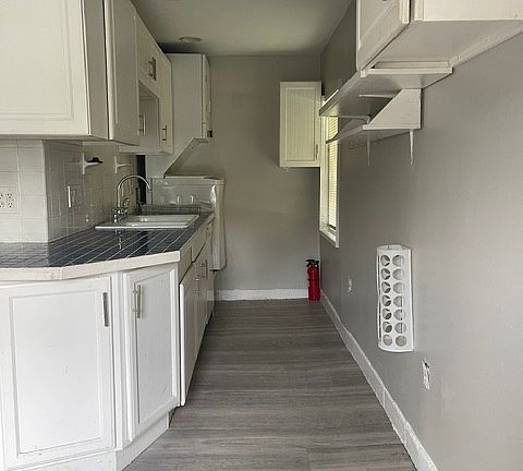 3rd image of 131 Portsea St #131
