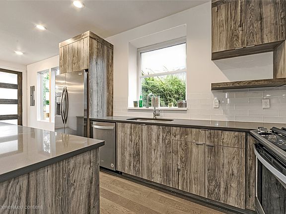 Full service kitchen with modern appliances