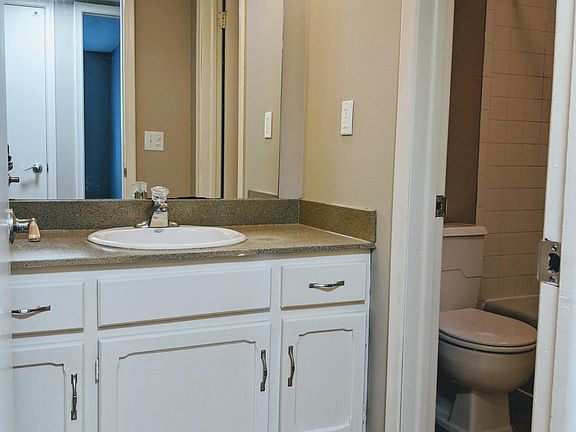 Main bathroom 