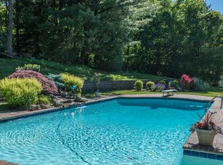 11 Suncrest Dr, Dix Hills, NY 11746