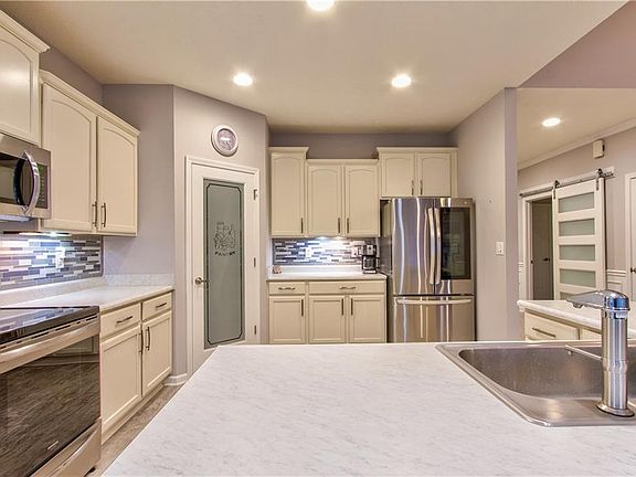 5th image of 2934 Jubilee St