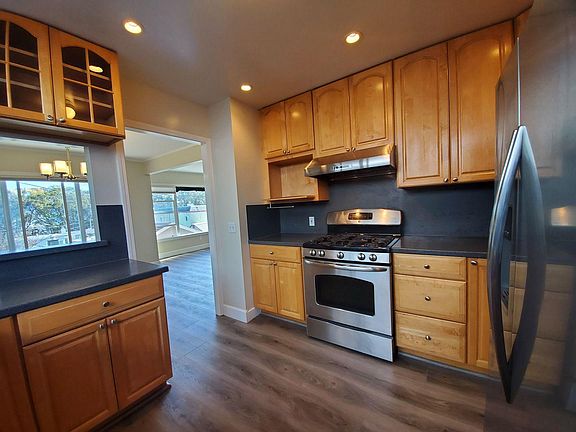 5th image of 695 Stoneyford Dr