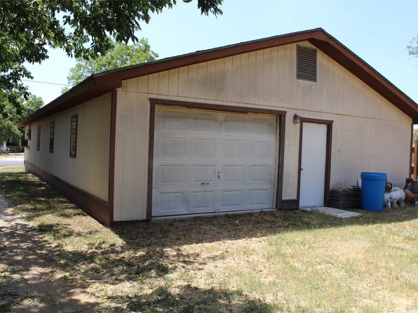 205 S 1st St, Bangs, TX 76823