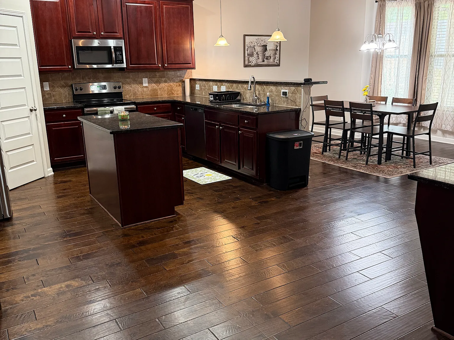 6 bed, 4381 sqft, $850 — Photo 3