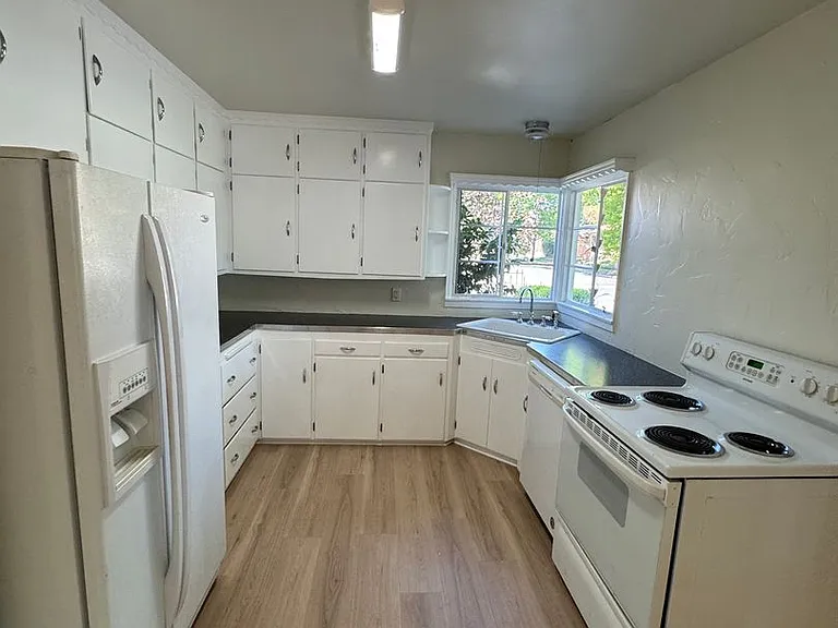 120 Columbia Ave — Photo 11
