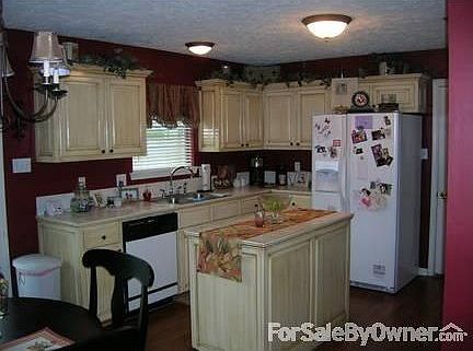 Island Kitchen : Refrigerator stays!