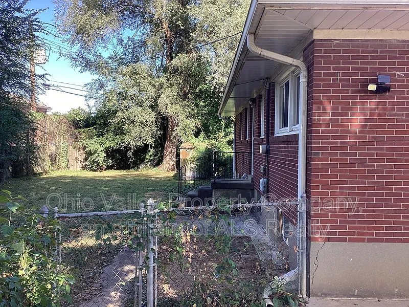3 bed, 1.0 bath, 1080 sqft, $1,525 — Photo 4