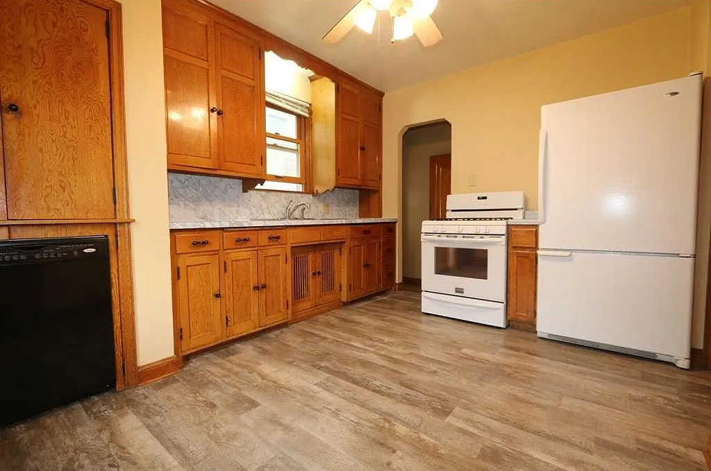 6 bed, 2410 sqft, $3,200 — Photo 3