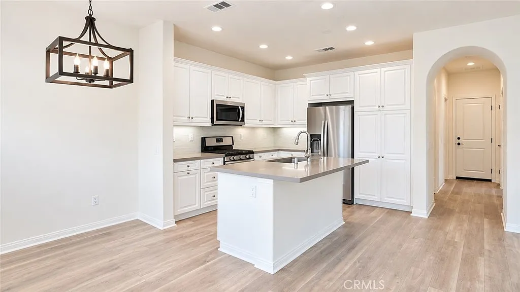 4 bed, 1855 sqft, $4,800 — Photo 4