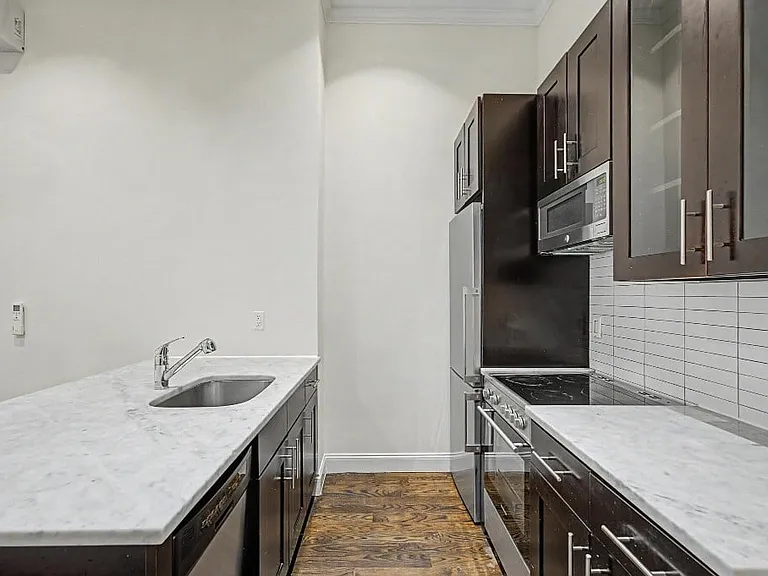 106 Bedford Ave #1R — Photo 2