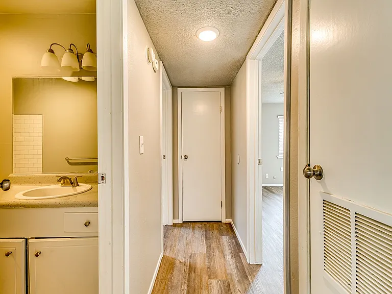 Woodhaven Apartments — Photo 16