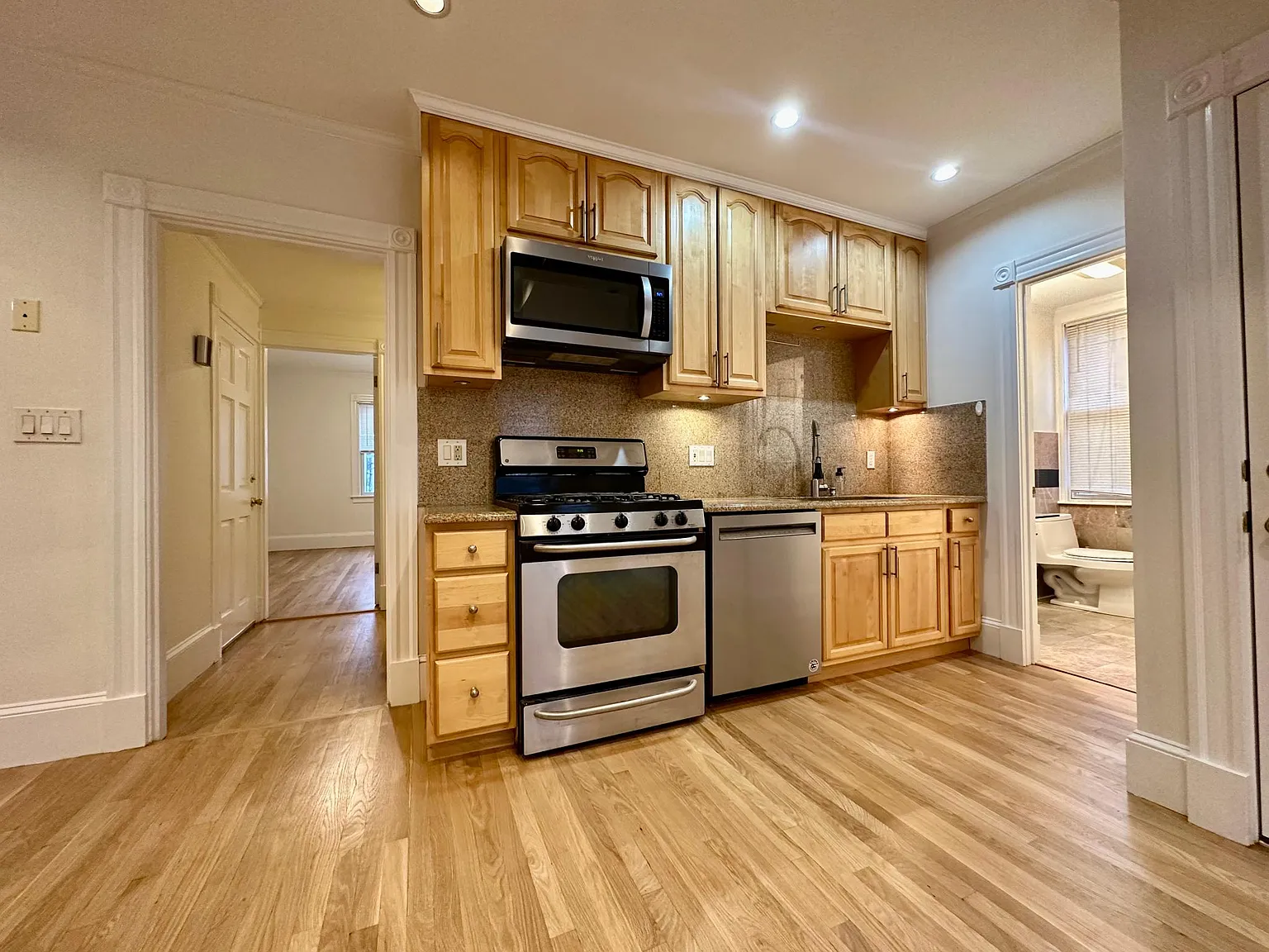 3 bed, 1.5 bath, 1450 sqft, $4,000 — Photo 4