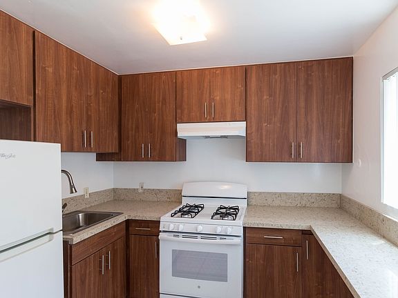 5th image of 406 Oak St APT 2