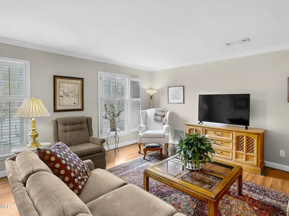 263 Stonehenge Dr APT 101, Saint Matthews, KY 40207