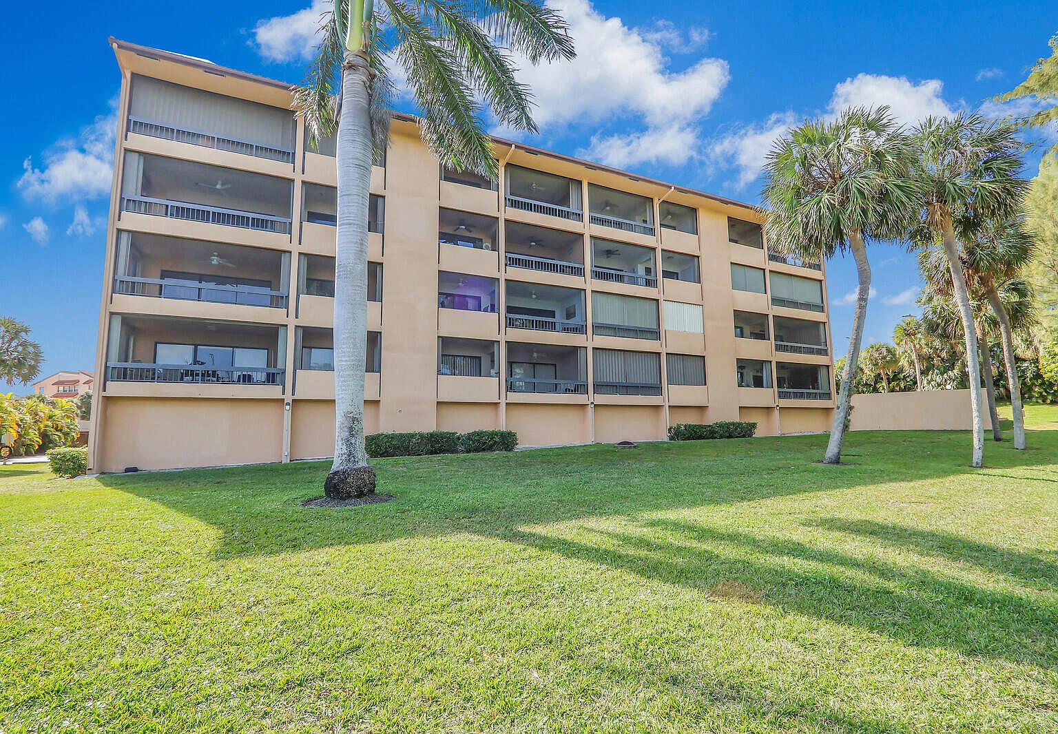 3 bed, 2.5 bath, 1636 sqft, $2,900 — Photo 3