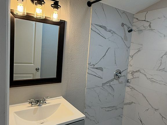 4th image of 332 S Hart Blvd #1