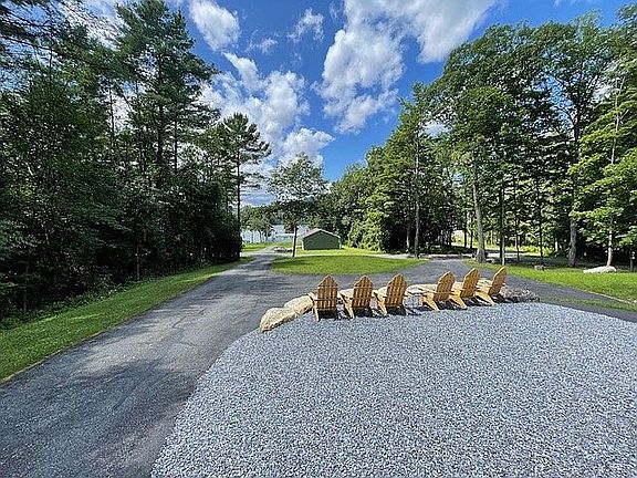 2nd image of 326 Corlear Dr