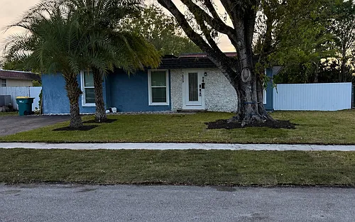 7809 NW 74th Ave Photo 1