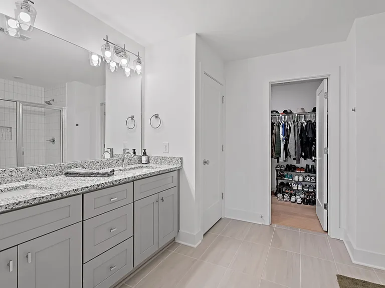 608 Markham St — Photo 12