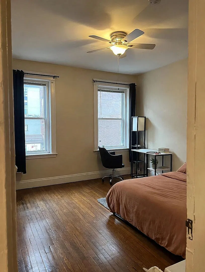 2 Bed Split (Or 1-Bed with Living Room) w Heat and Hot Water Inc! NEAR T — Photo 2